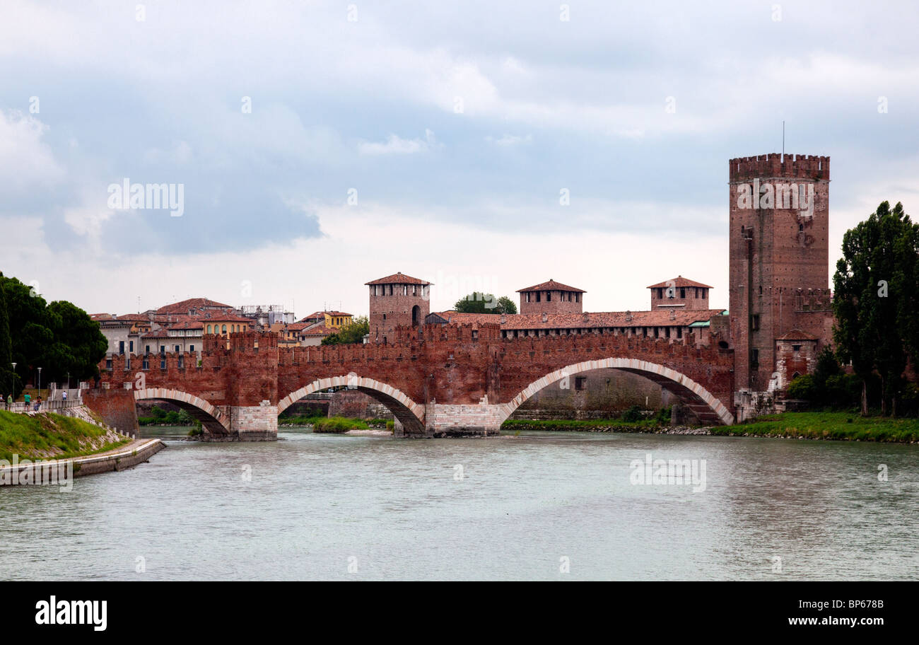 Ponte Castelvecchio di Verona con merlature contro il cielo nuvoloso Foto Stock