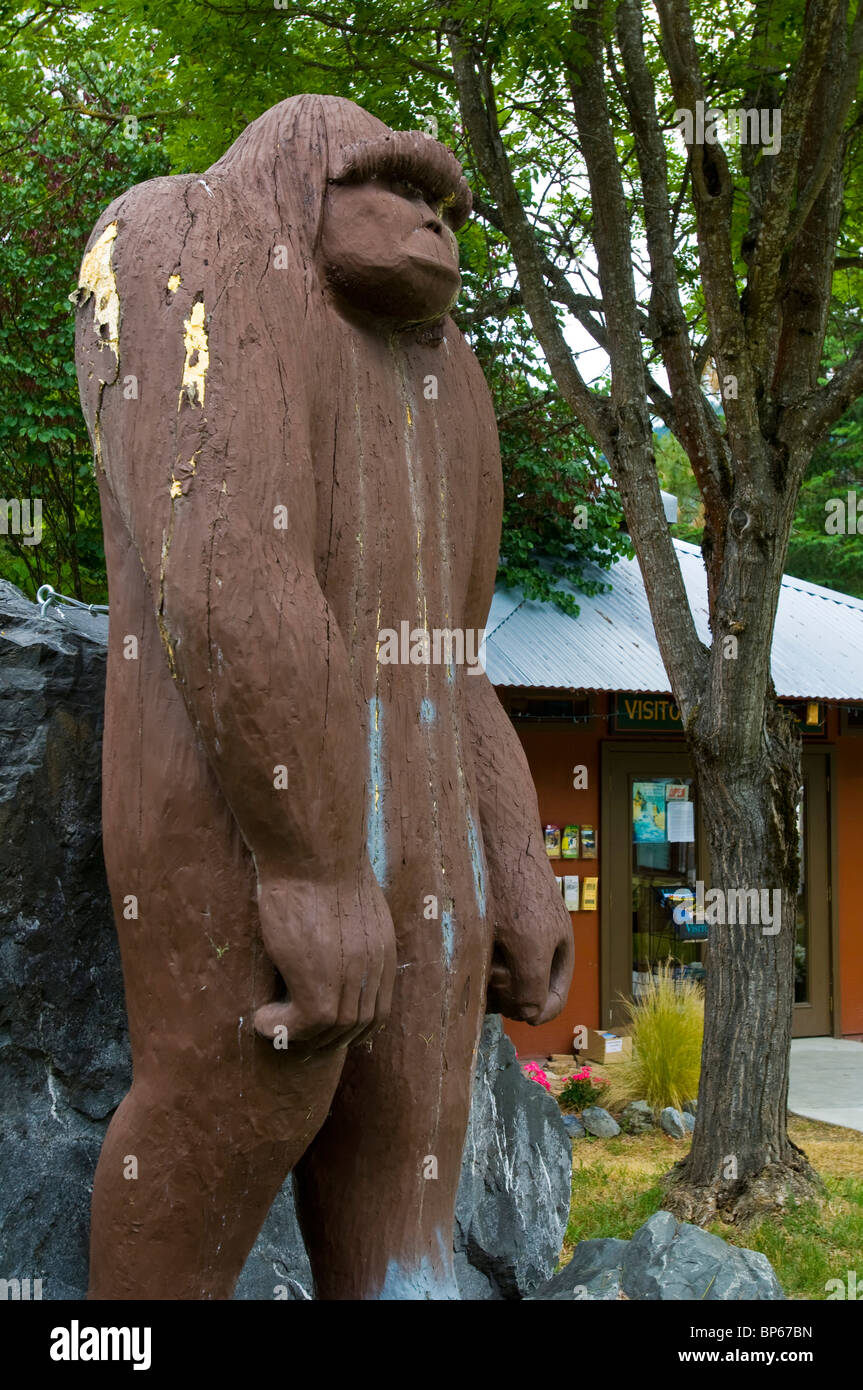 Statua di Bigfoot fuori del locale centro informazioni Visitatori in WILLOW CREEK, California Foto Stock