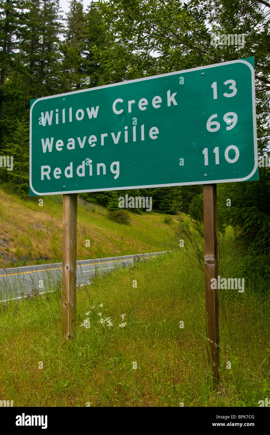 Percorrenza chilometrica segno sull'autostrada 299, vicino a Willow Creek, Humboldt County, California Foto Stock