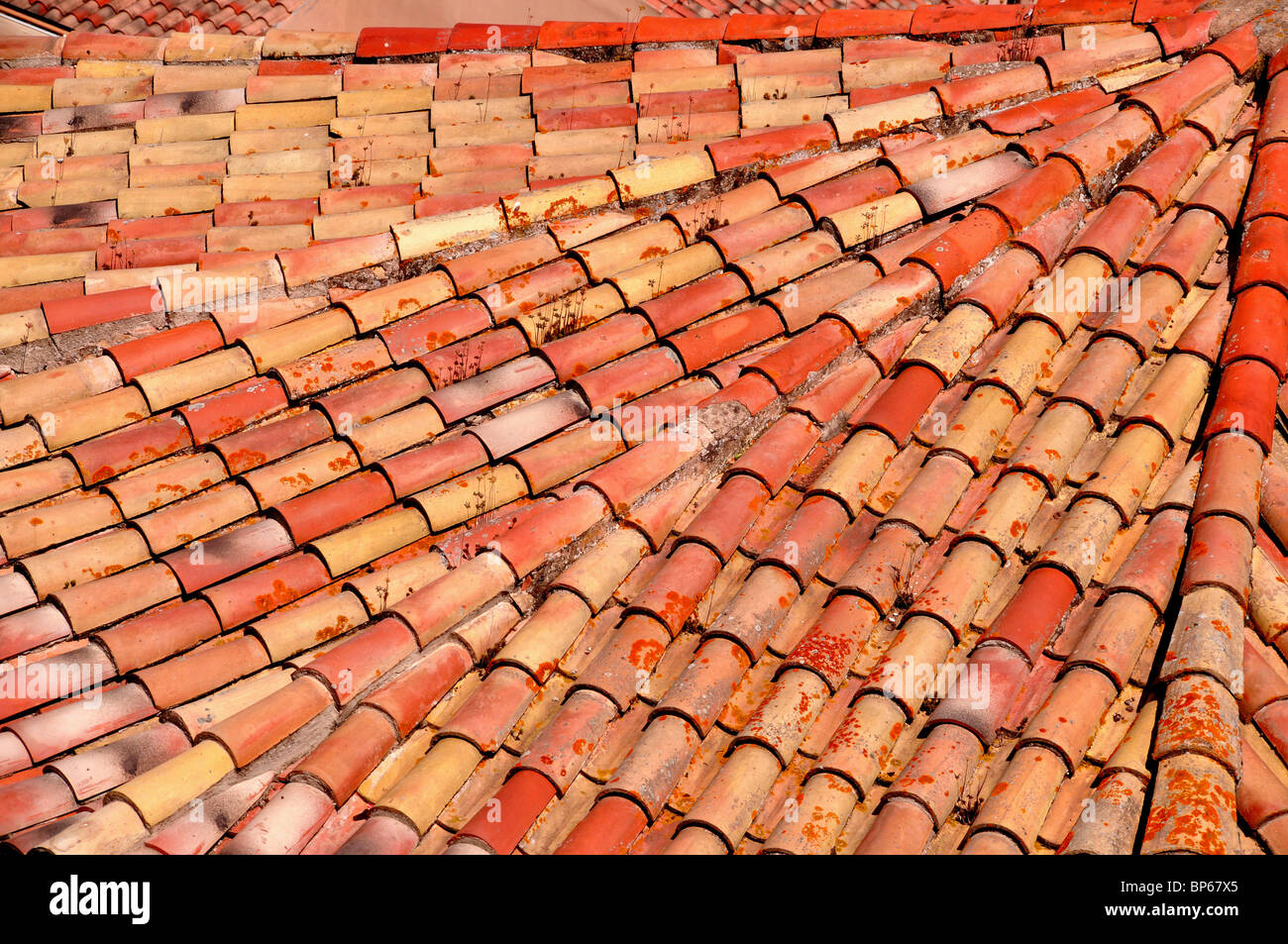 Dettaglio astratta di un tetto di tegole rosse e - Gerona, Spagna. Foto Stock
