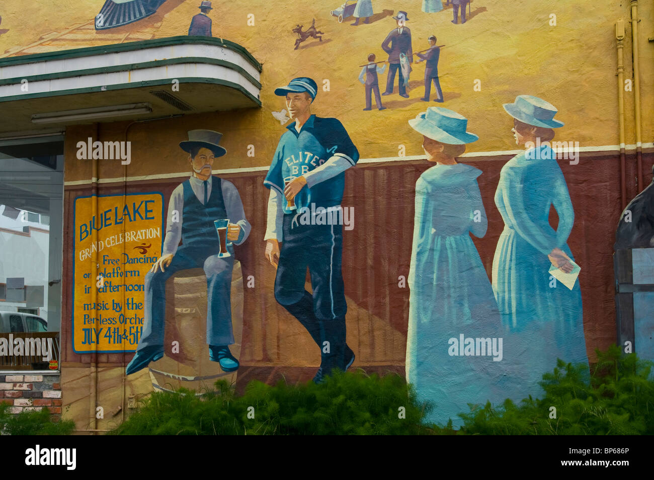 Dipinto murale a parete che mostra era vittoriana la vita nei primi anni del novecento, lago blu, Humboldt County, California Foto Stock