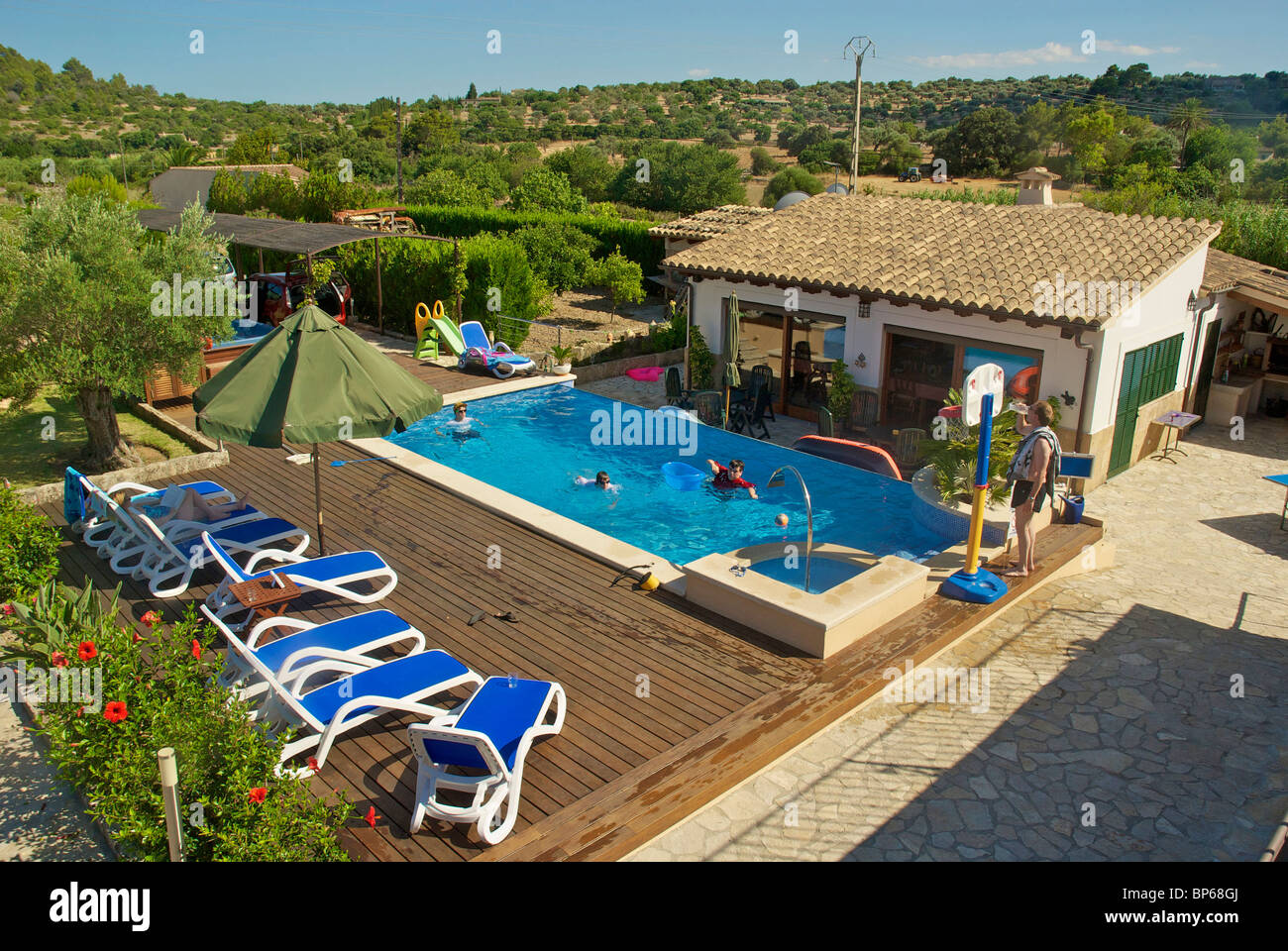 Tipica piscina scena in corrispondenza di una villa per le vacanze a Mallorca. Foto Stock