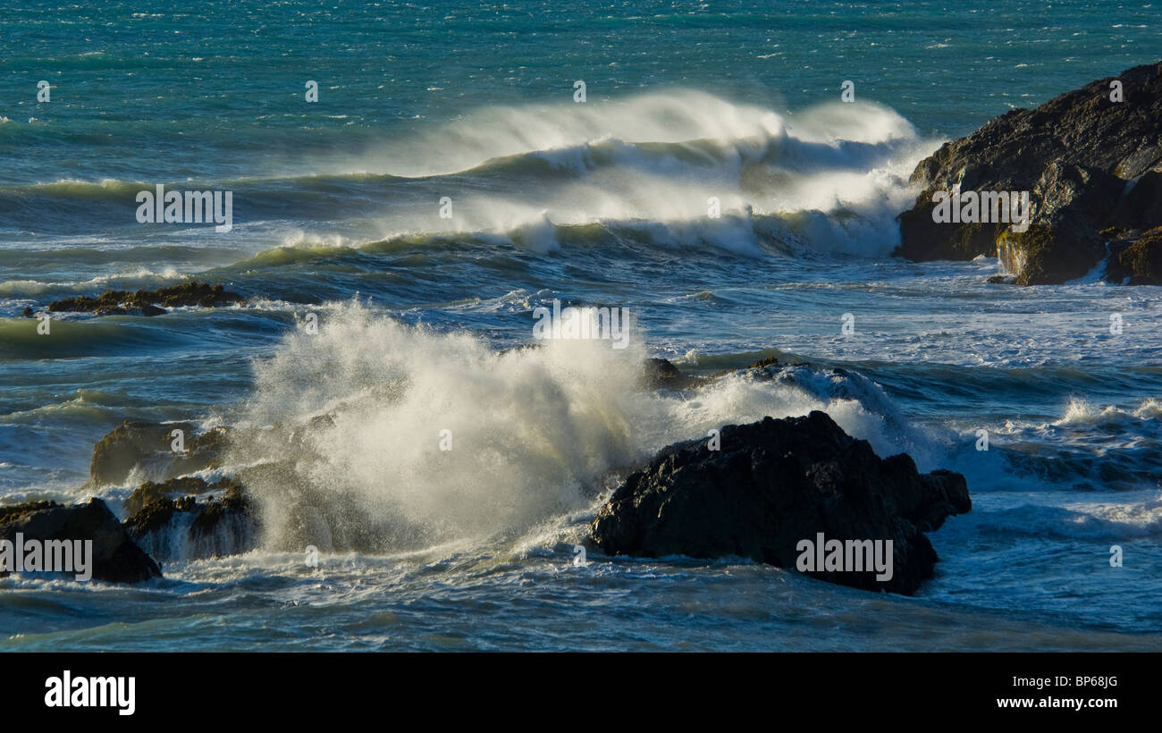 Onde che si infrangono contro le rocce costiere a Shelter Cove, sulla costa perso, Humboldt County, California Foto Stock