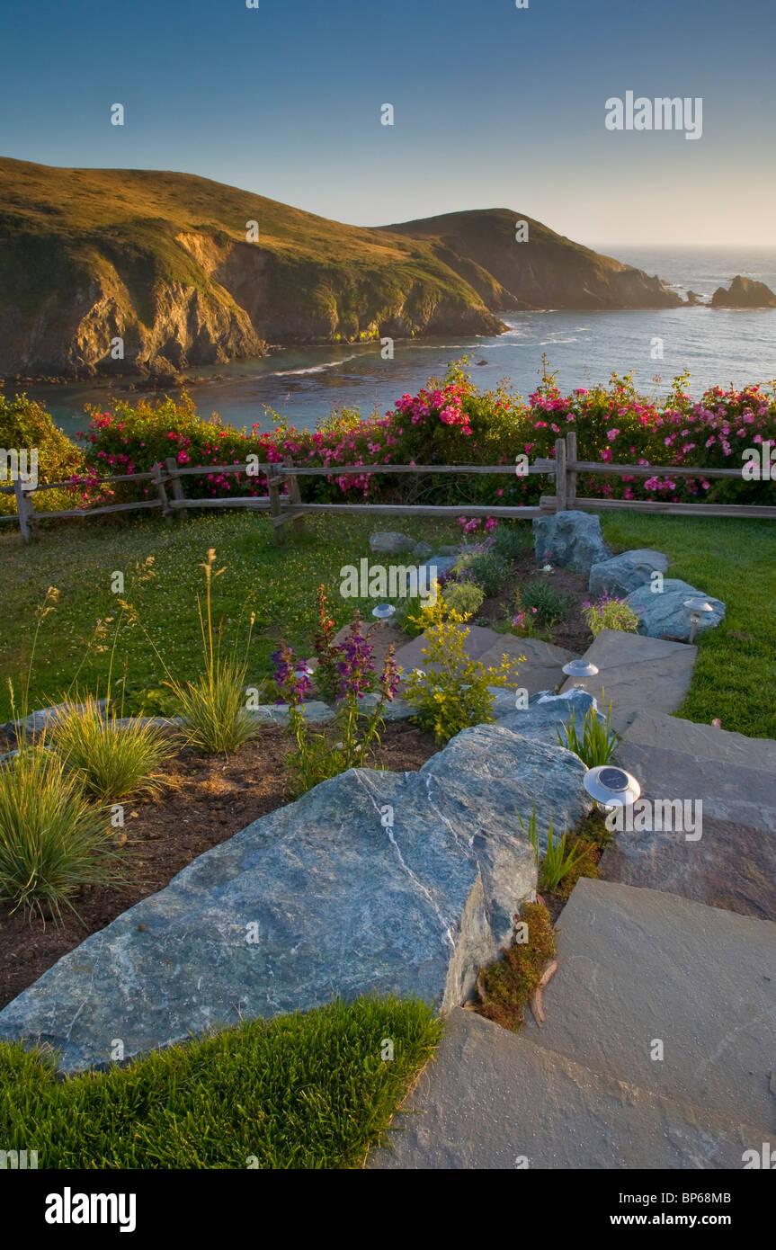 Prato e giardino che affacciano sull'oceano al tramonto, Albion fiume Inn, Albion, Mendocino County, California Foto Stock