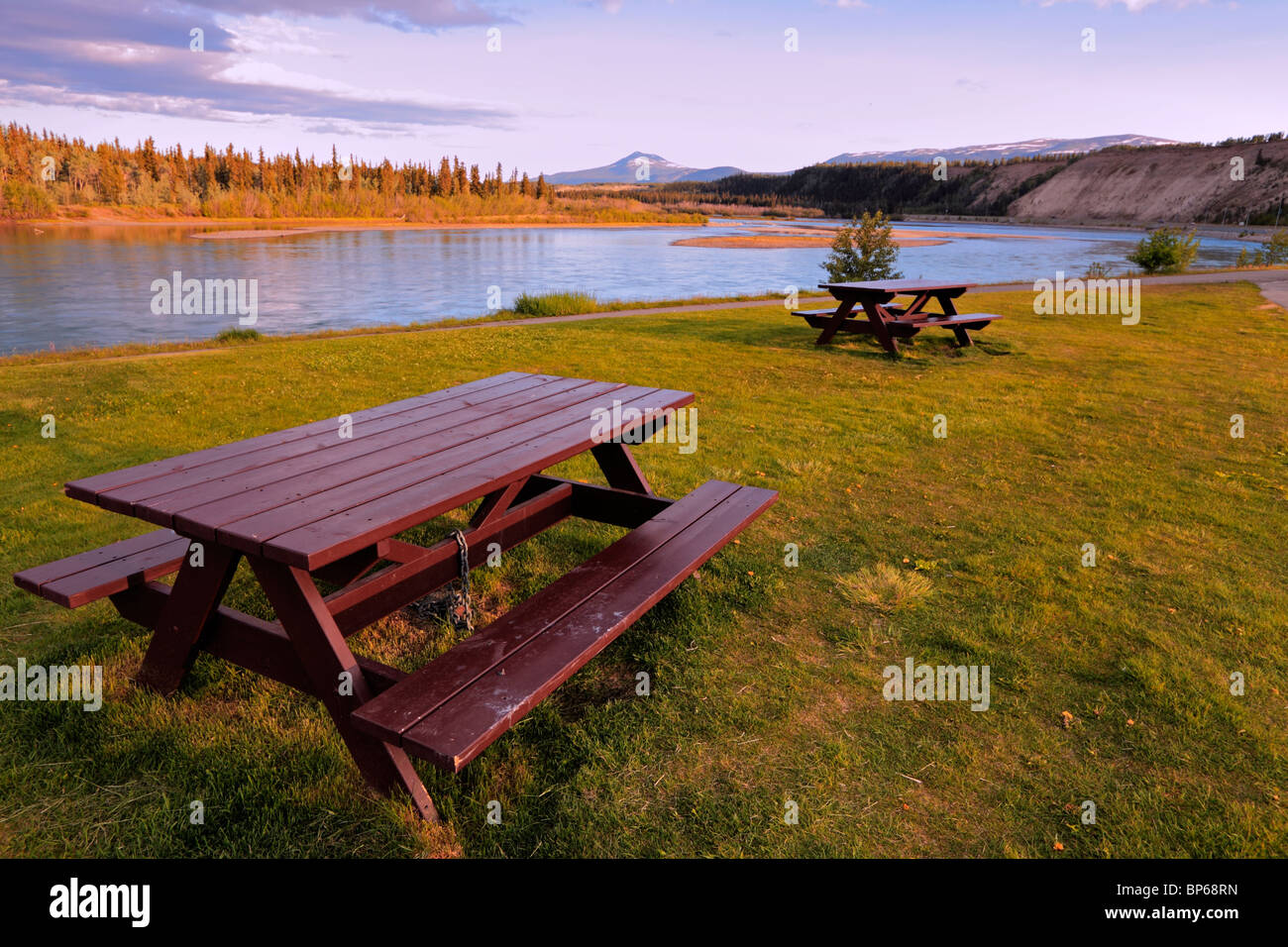 Yukon paesaggio fluviale in sole di mezzanotte in estate Foto Stock