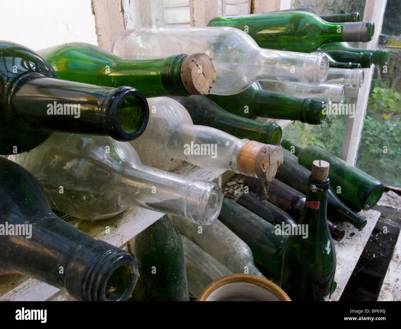 Vecchio e polveroso, svuotare le bottiglie di vino Foto Stock
