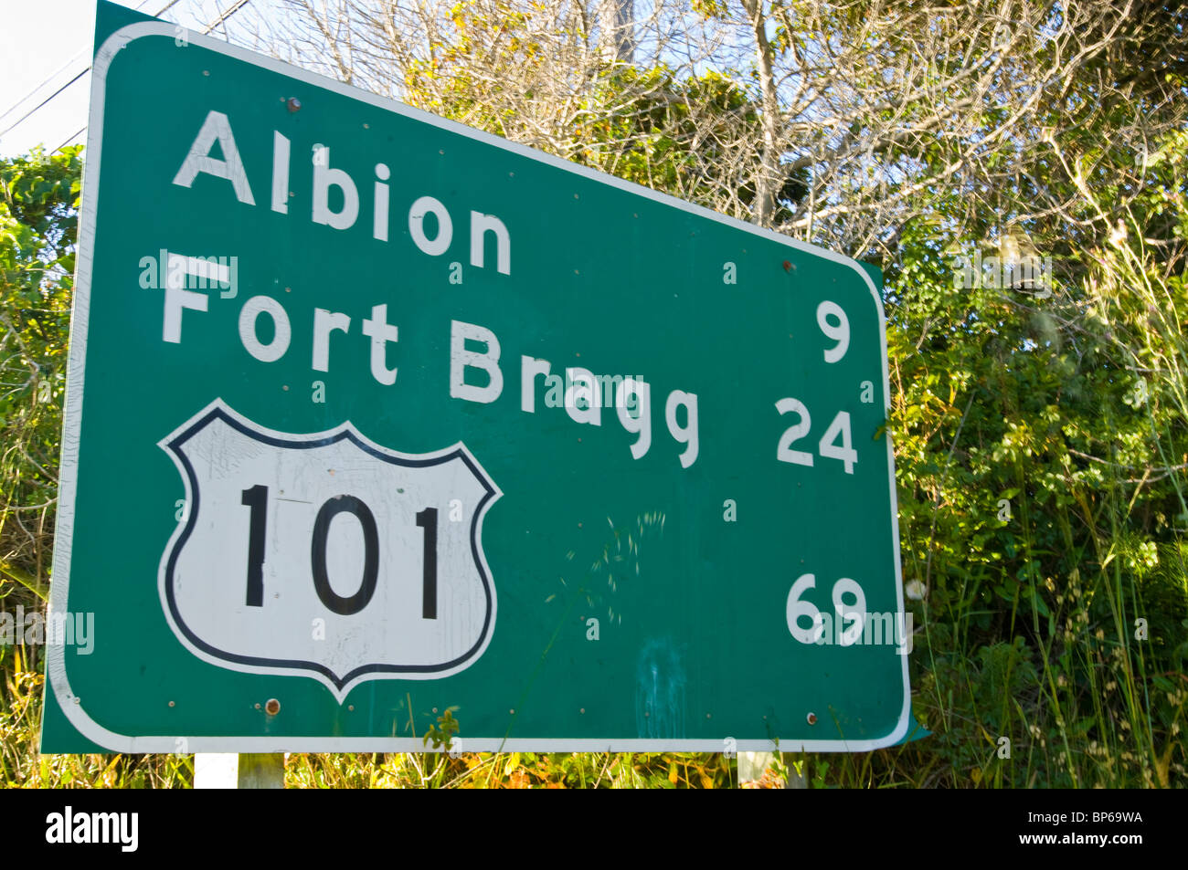 Autostrada chilometraggio segno di distanza nei pressi di Albion, Mendocino County, California Foto Stock