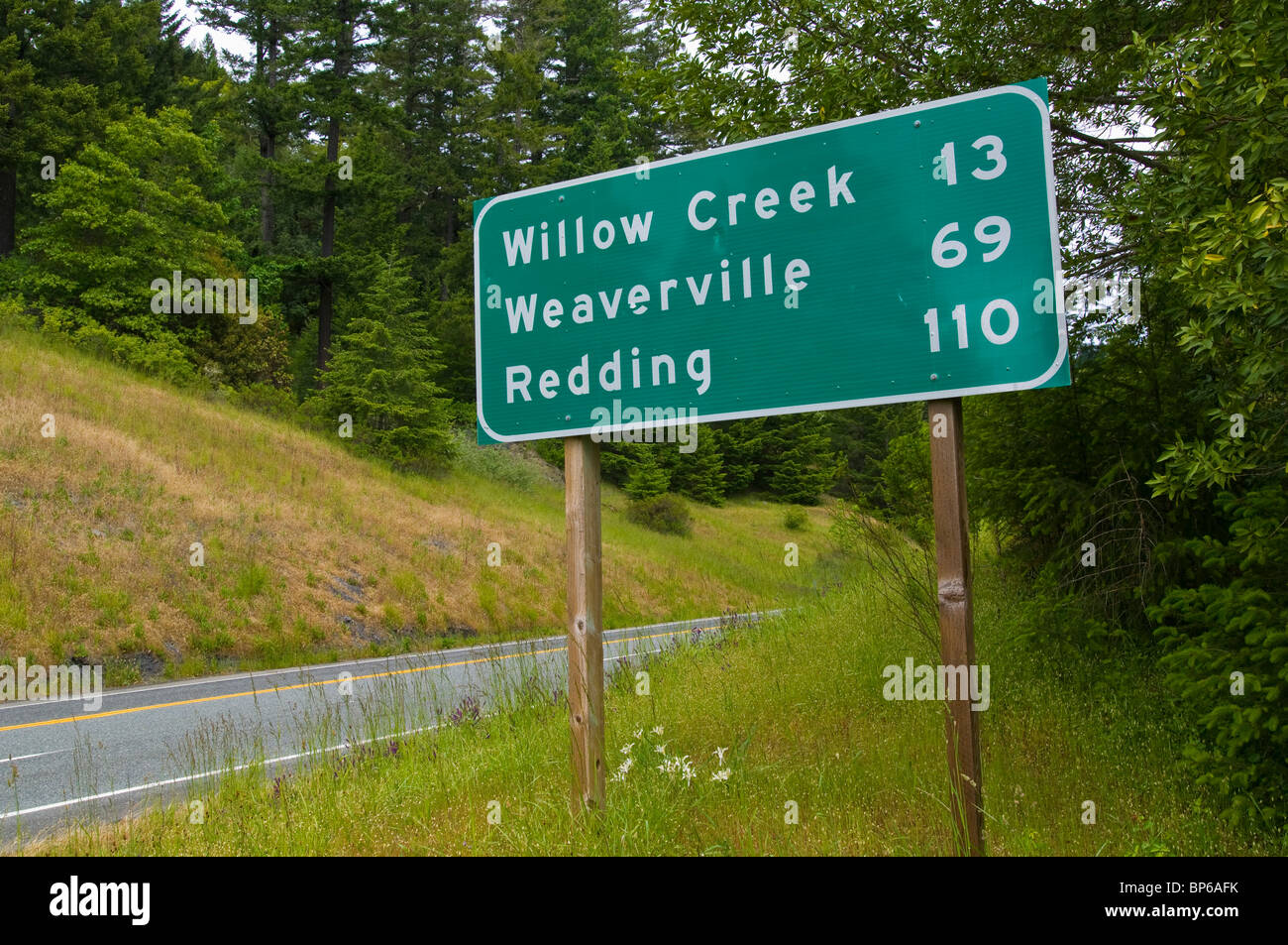 Percorrenza chilometrica segno su Highhway 299, vicino a Willow Creek, Humboldt County, California Foto Stock
