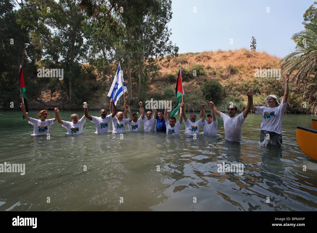 I rappresentanti comunali da Israele, la Giordania e l'autorità palestinese durante il salto grande evento nel fiume Giordano Israele Foto Stock