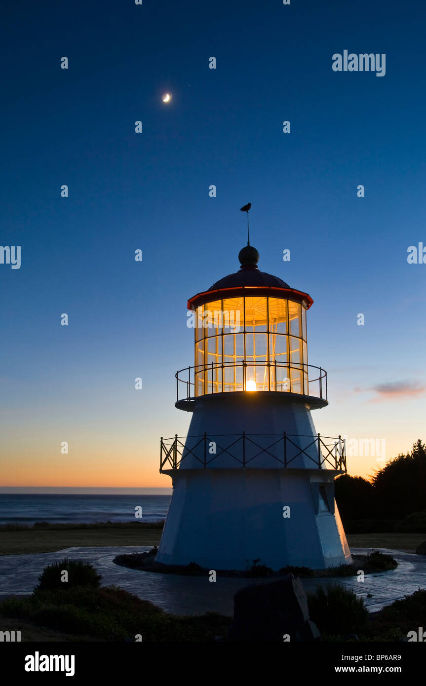 Luna al di sopra del capo Mendocino faro, Shelter Cove, perso Costa, Humboldt County, California Foto Stock