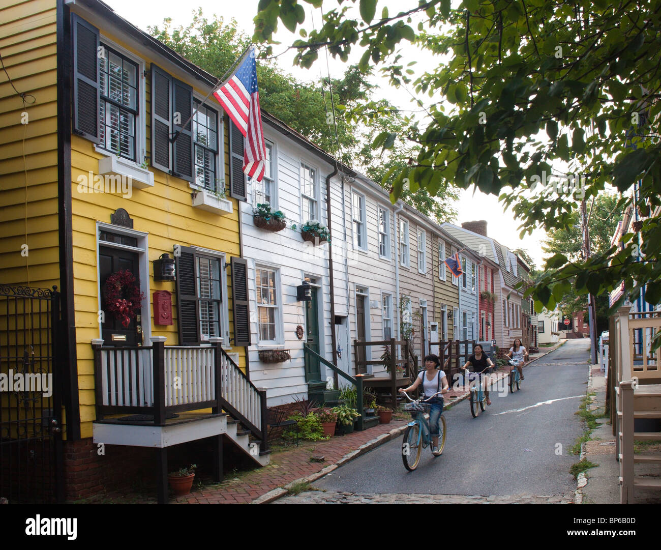 Le donne in bicicletta attraverso il quartiere storico di Annapolis, Maryland, Stati Uniti d'America Foto Stock