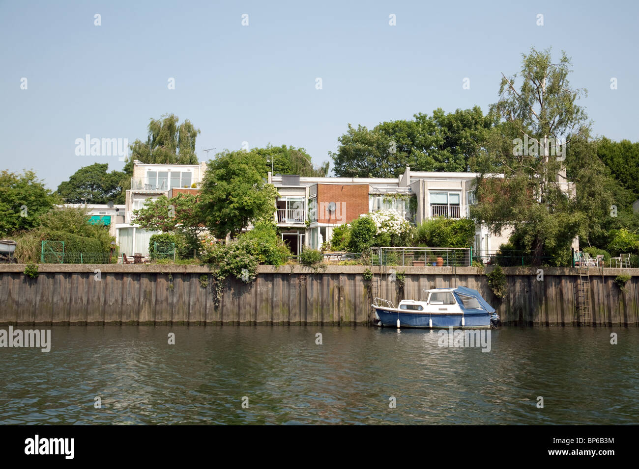 Una casa sul Fiume Tamigi sulla torta di Anguilla isola, Twickenham, London REGNO UNITO Foto Stock