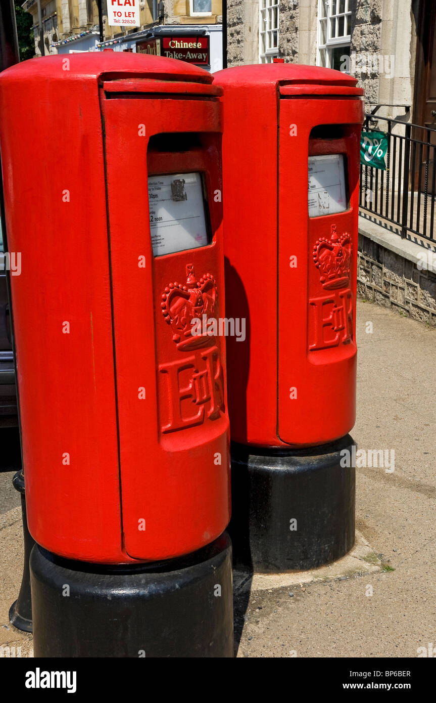 Primo piano di 2 cassette postali rosse casella postale all'esterno dell'ufficio postale del villaggio di Grange-over-Sands Cumbria Inghilterra Regno Unito Regno Unito Gran Bretagna Foto Stock