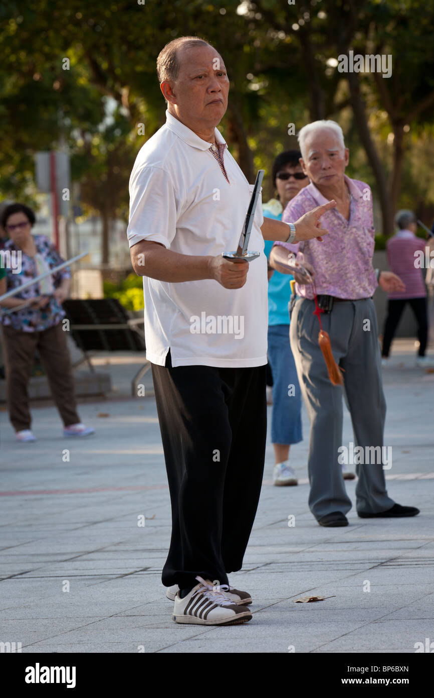 Gli anziani che esercitano nelle prime ore del mattino in Hong Kong. Foto Stock