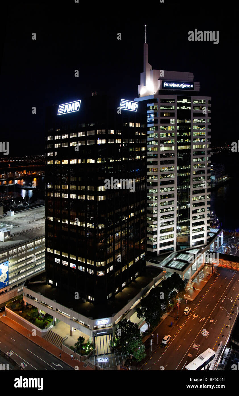 Tempo di notte vedute del centro cittadino di Auckland e ufficio blocchi inclusi AMP e Price Waterhouse Coopers. Foto Stock