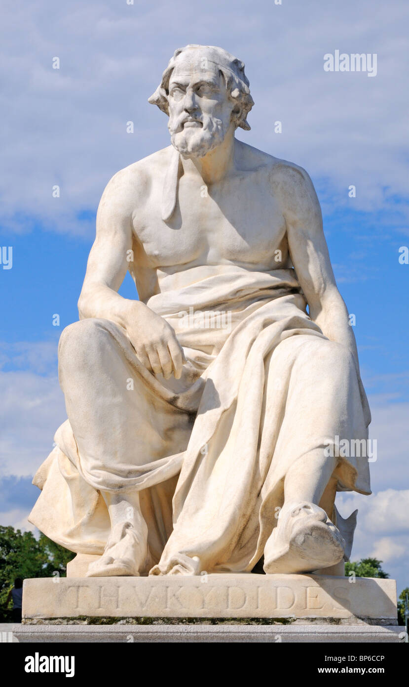 Vienna, Austria. Il Parlamento. Statua di Tucidide (greco storico e autore) Foto Stock