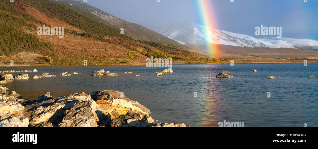 Rainbow con la riflessione e la neve in montagna al lago mono. In California. Foto Stock