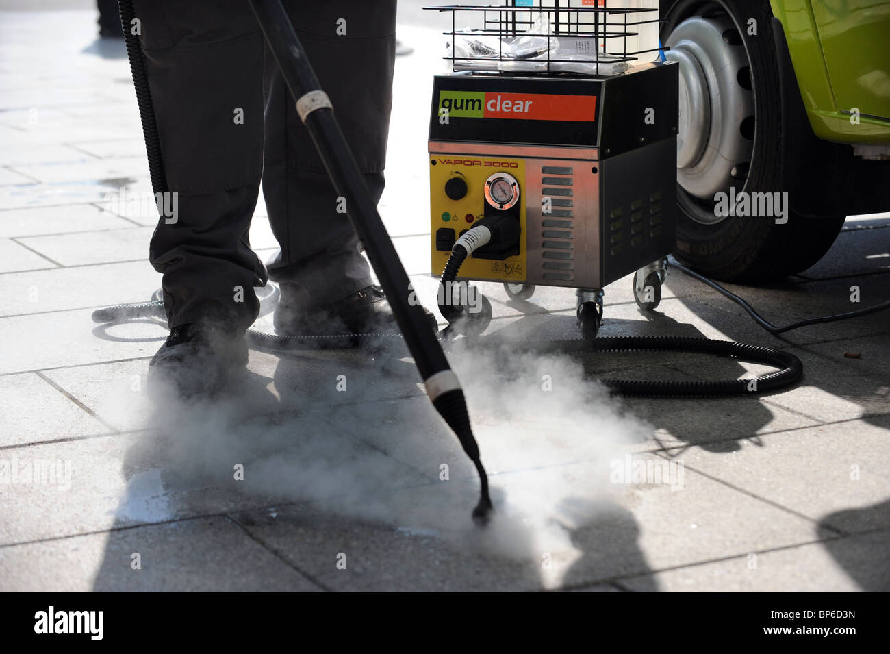 Consiglio di Brighton lavoratori pulire la gomma da masticare con un nuovo rispettosi dell'ambiente equipaggiamento chiamato Gum chiaro Foto Stock