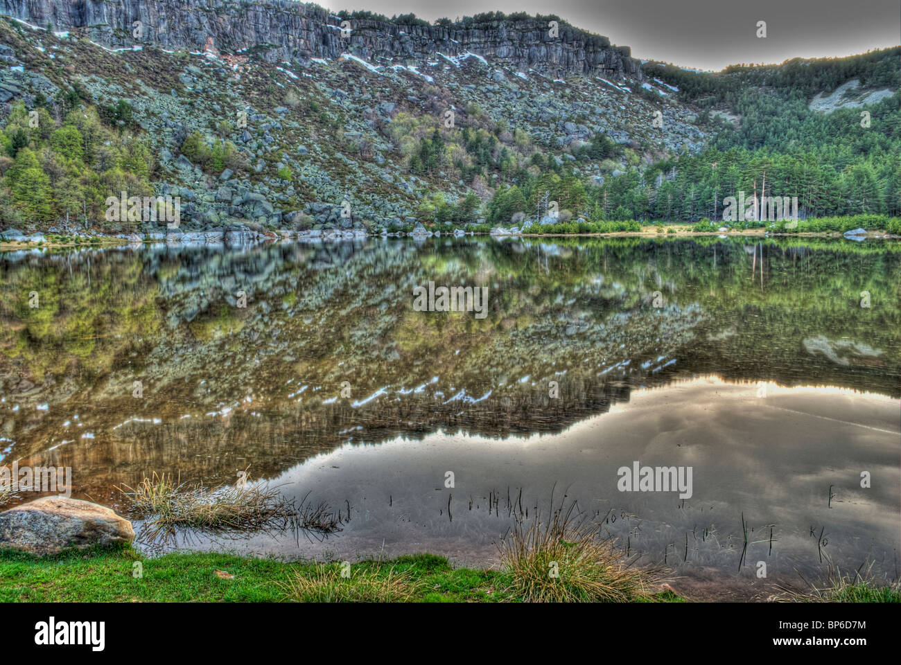 Laguna de la Cascada. Glaciares Lagunas de Neila parco naturale. Provincia di Burgos. Castilla y Leon. Spagna. Foto Stock