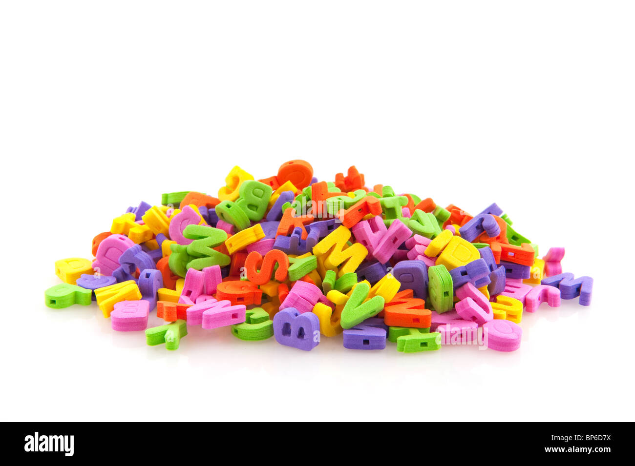 Molte colorate lettere di schiuma dall'alfabeto Foto Stock