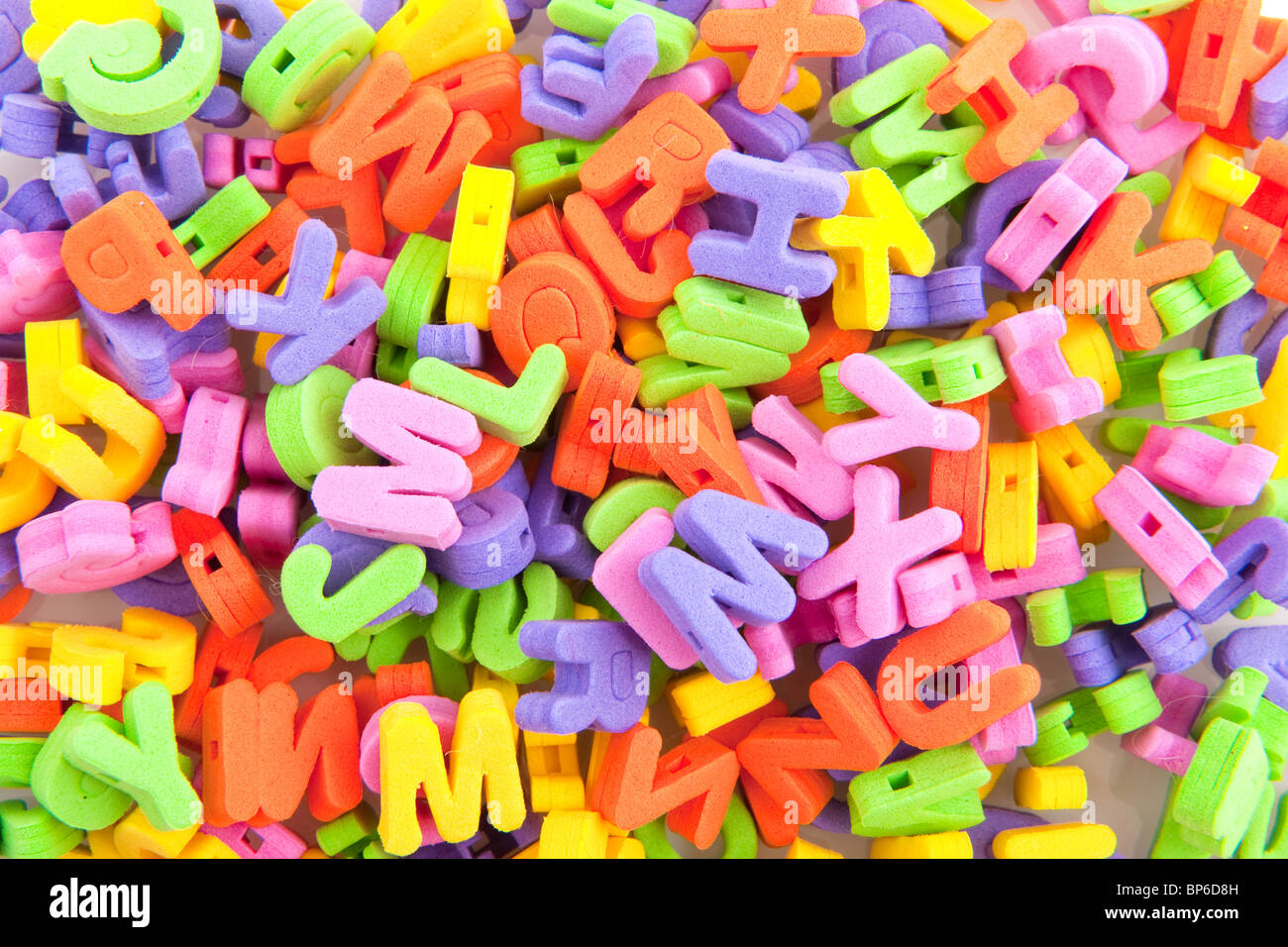 Molte colorate lettere di schiuma dall'alfabeto come sfondo Foto Stock