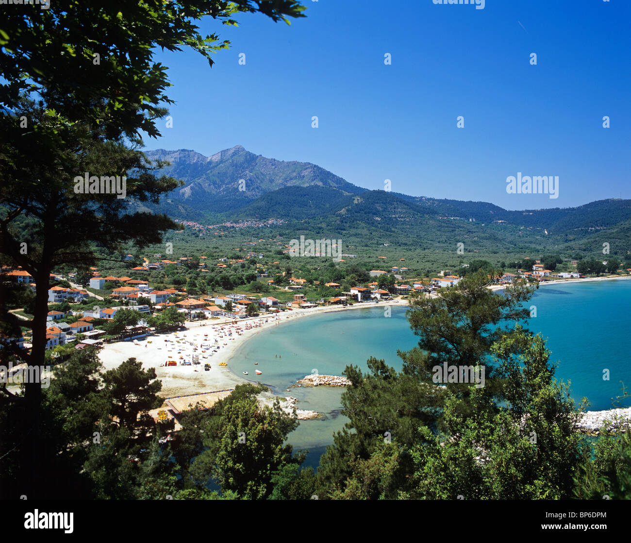 Vista pittoresca di Skala Potamias un popolare resort sull'isola di Thassos Foto Stock