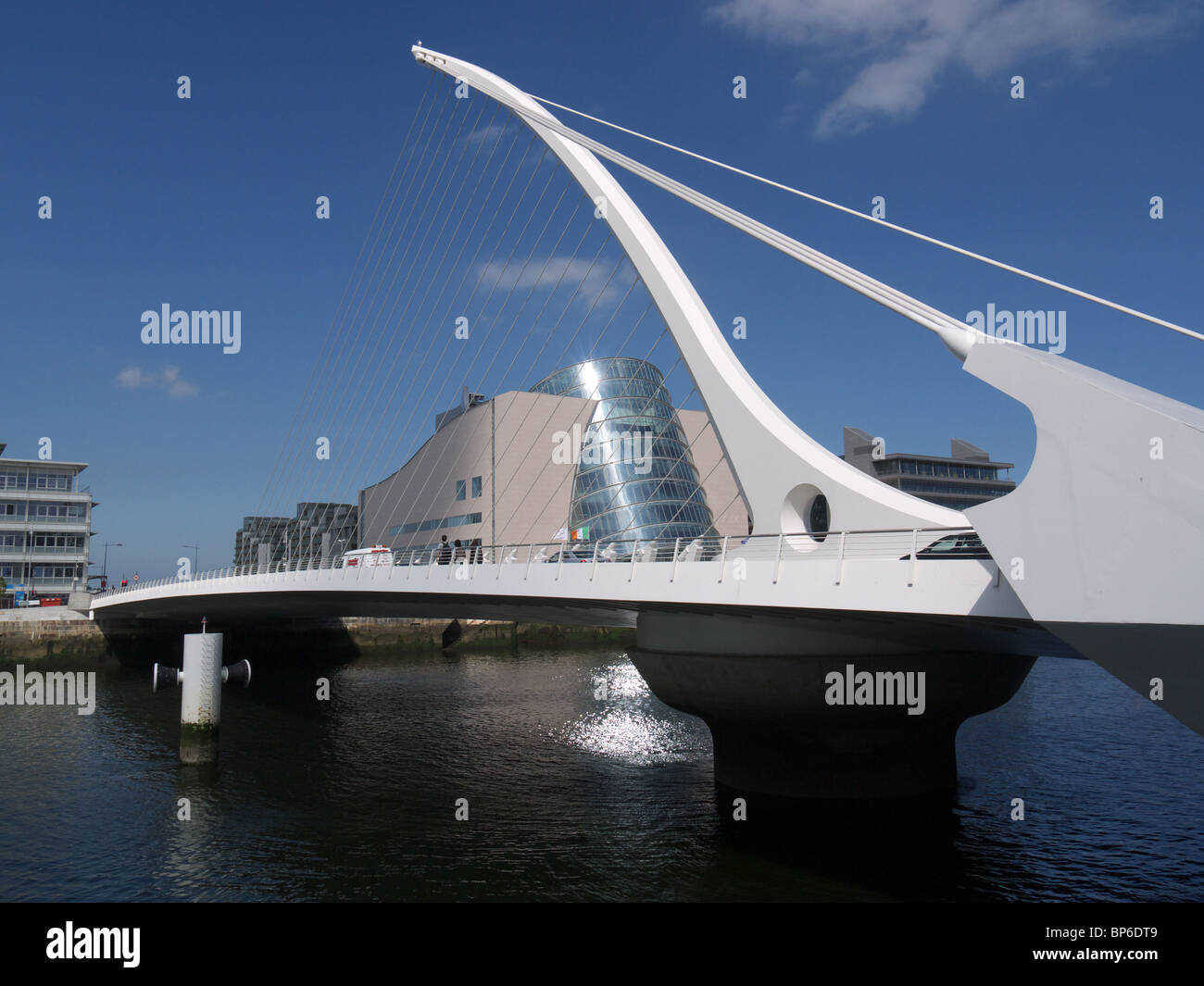 Samuel Beckett Bridge & Centro Congressi sulla Spencer Dock e si affaccia sul fiume Liffey Dublino Irlanda Foto Stock