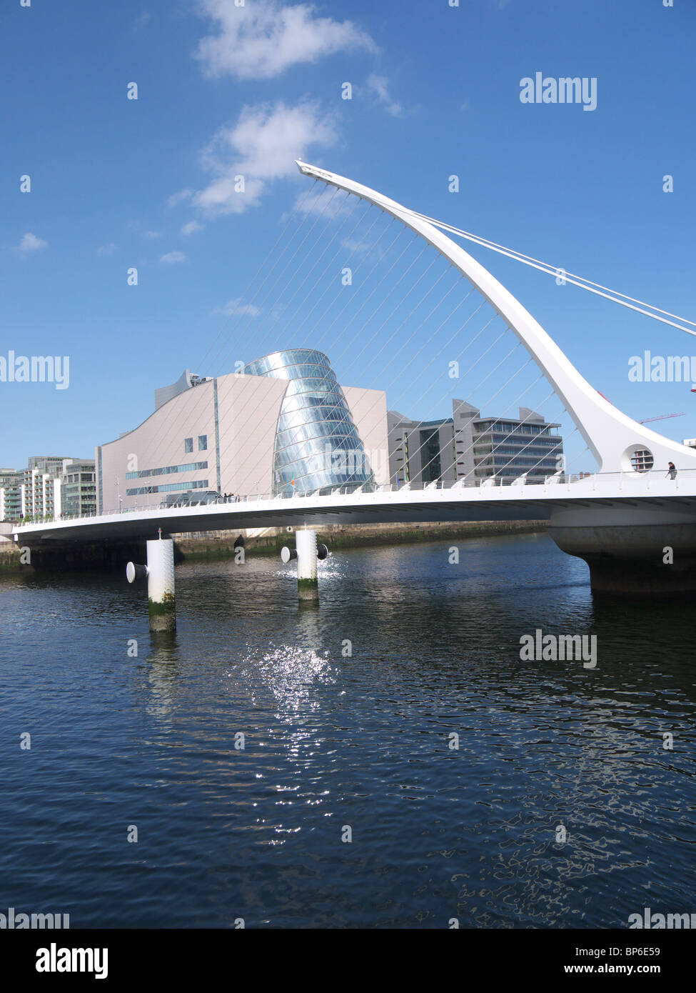 Samuel Beckett Bridge & Centro Congressi sulla Spencer Dock e si affaccia sul fiume Liffey Dublino Irlanda Foto Stock
