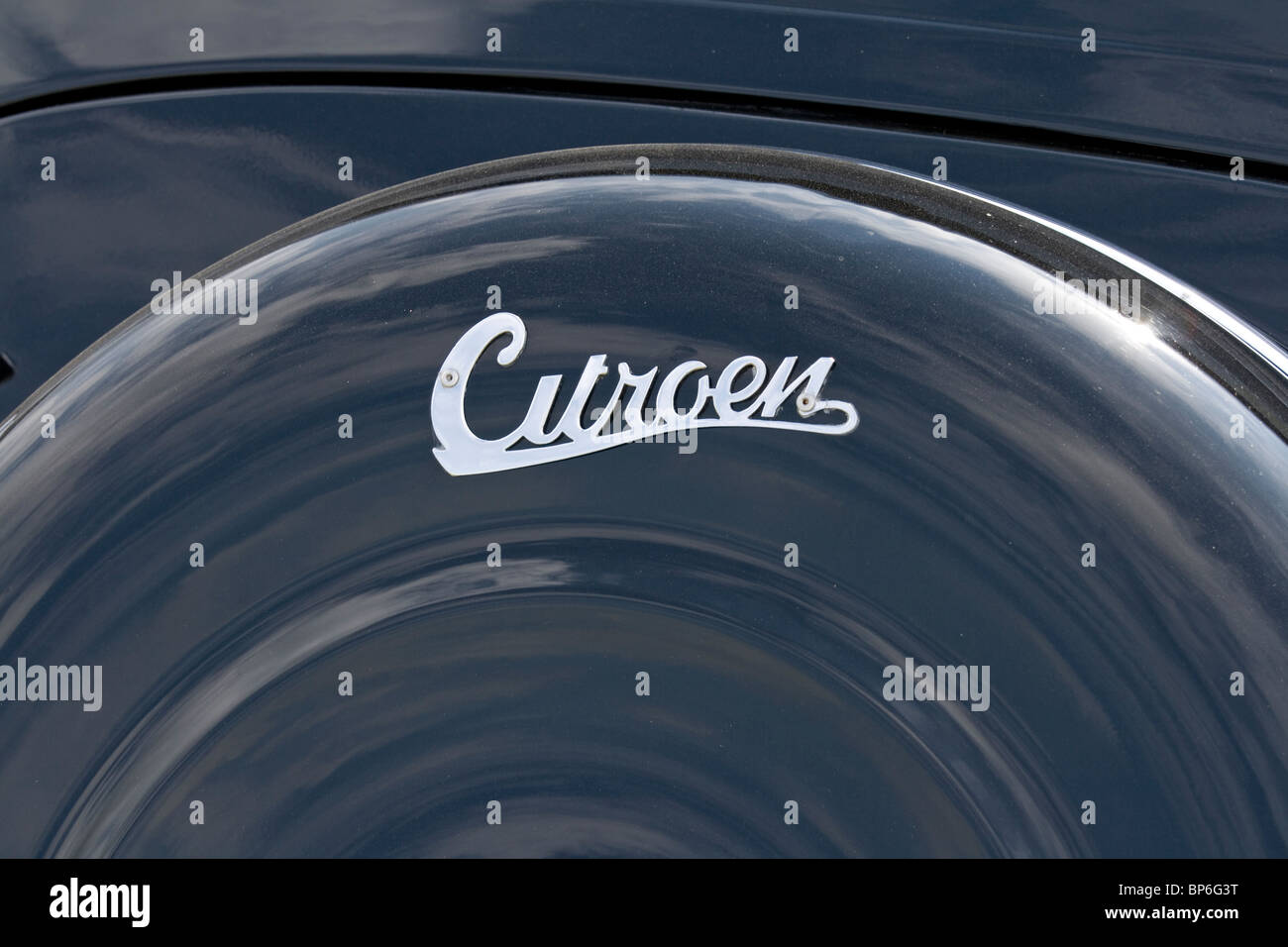 Copertura della ruota di scorta su un classico auto Citroen Foto Stock