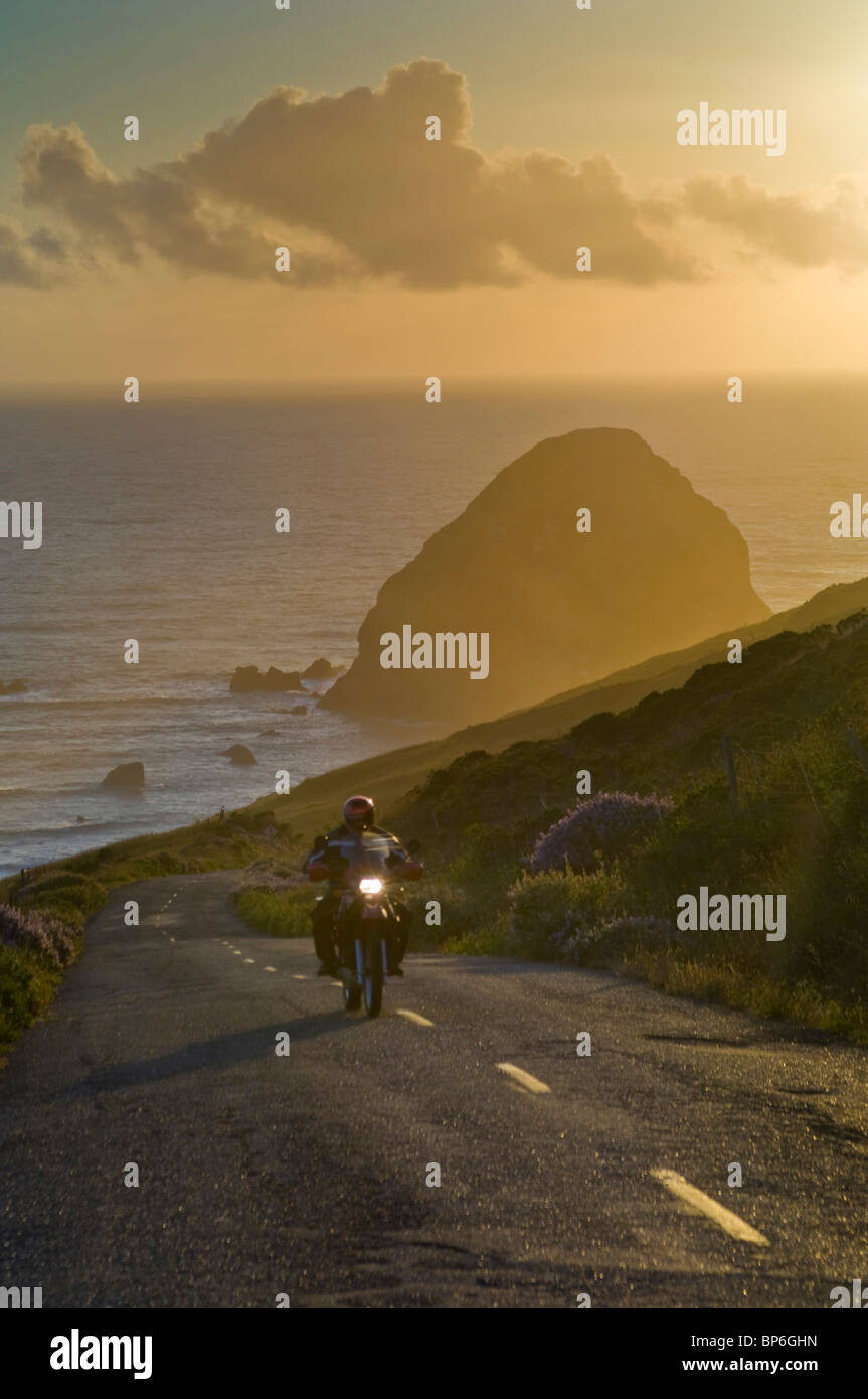 Motociclo al tramonto sulla strada Mattole, a capo Mendocino, sulla costa perso, California strada occidentale in 48 stati Foto Stock