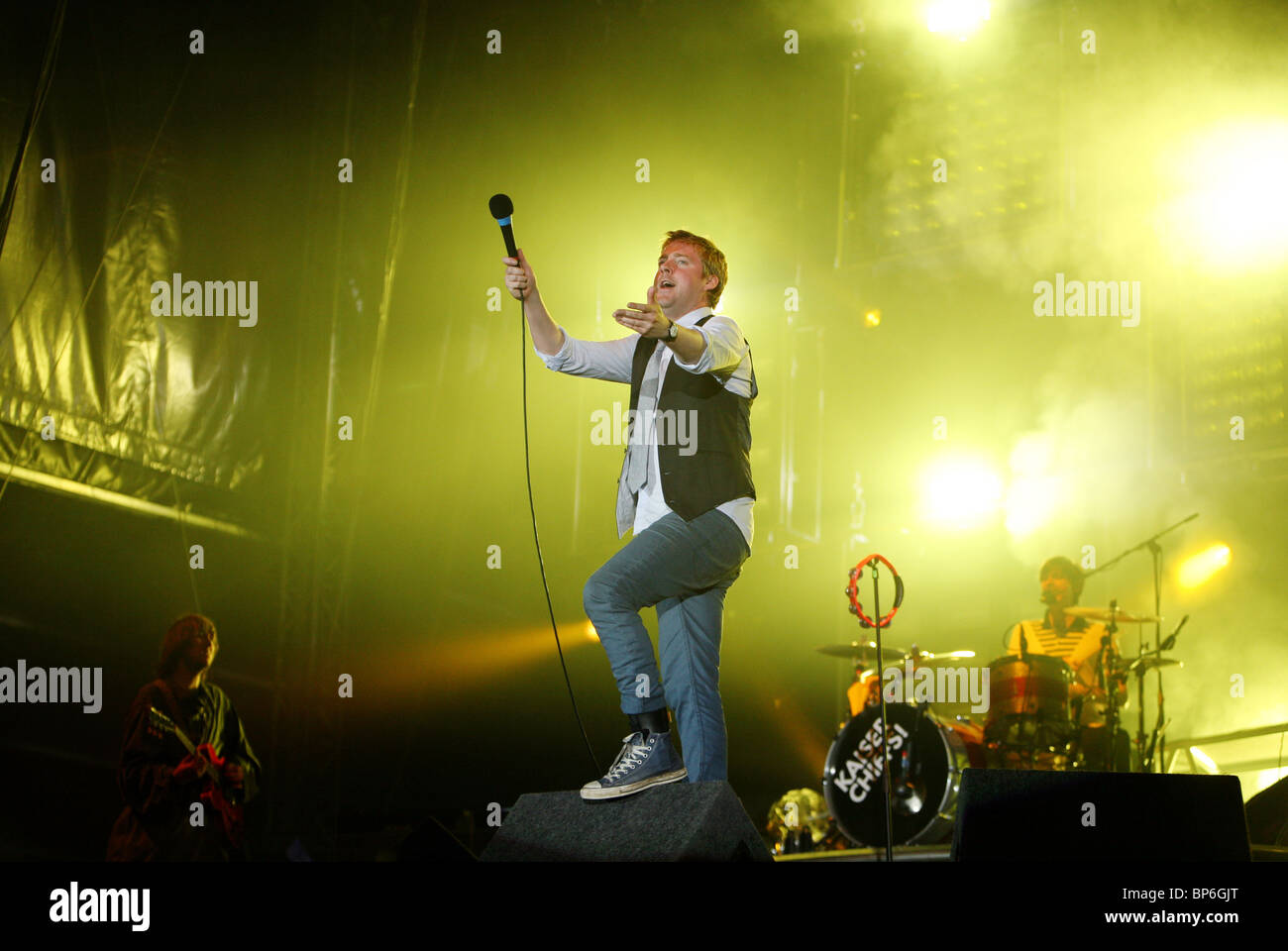 Ricky Wilson dei Kaiser Chiefs sul palco del V Festival in Chelmsford Foto Stock