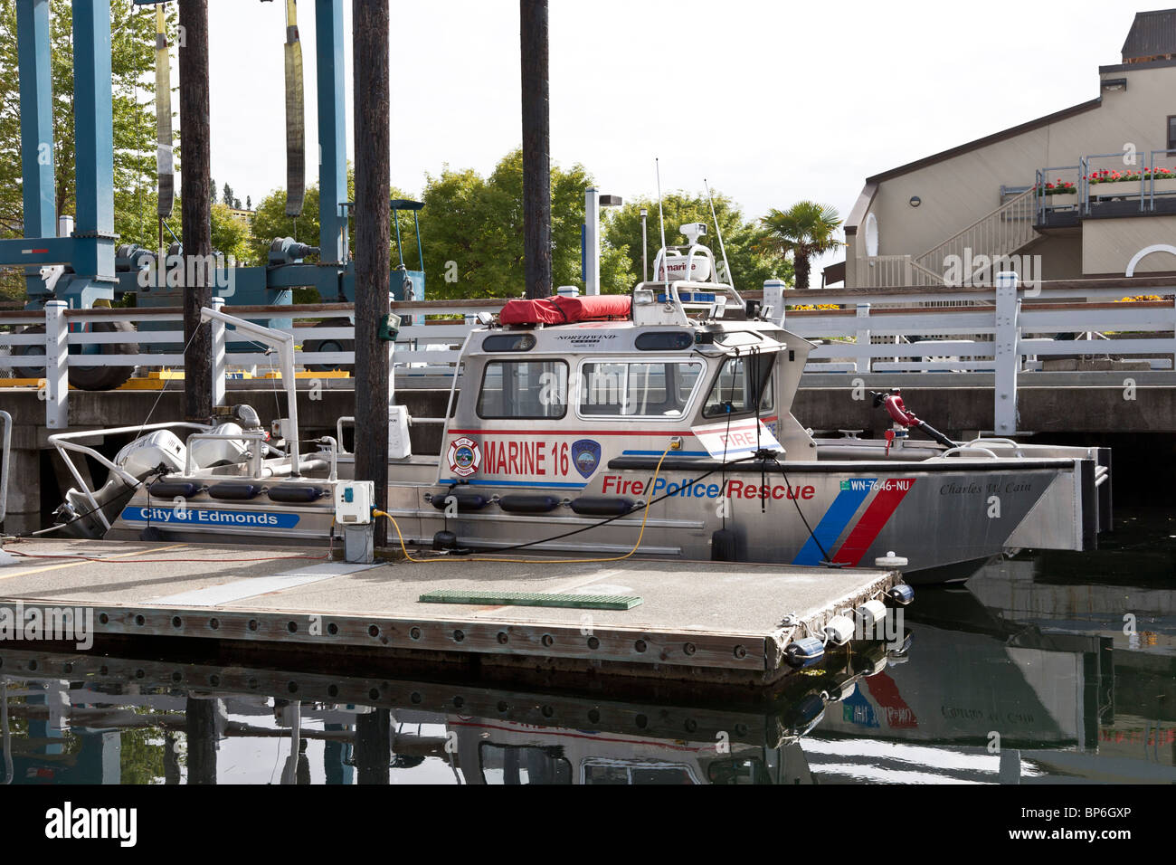 Città di Edmonds risposta di emergenza incendio polizia imbarcazioni di salvataggio per proteggere & patrol harbour ormeggiata al Porto di Edmonds Washington Foto Stock