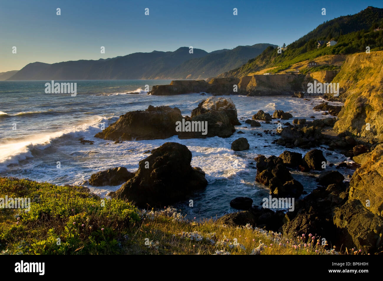 Onde che si infrangono sulle rocce costiere al tramonto, Shelter Cove, sul robusto perso Costa, Humboldt County, California Foto Stock