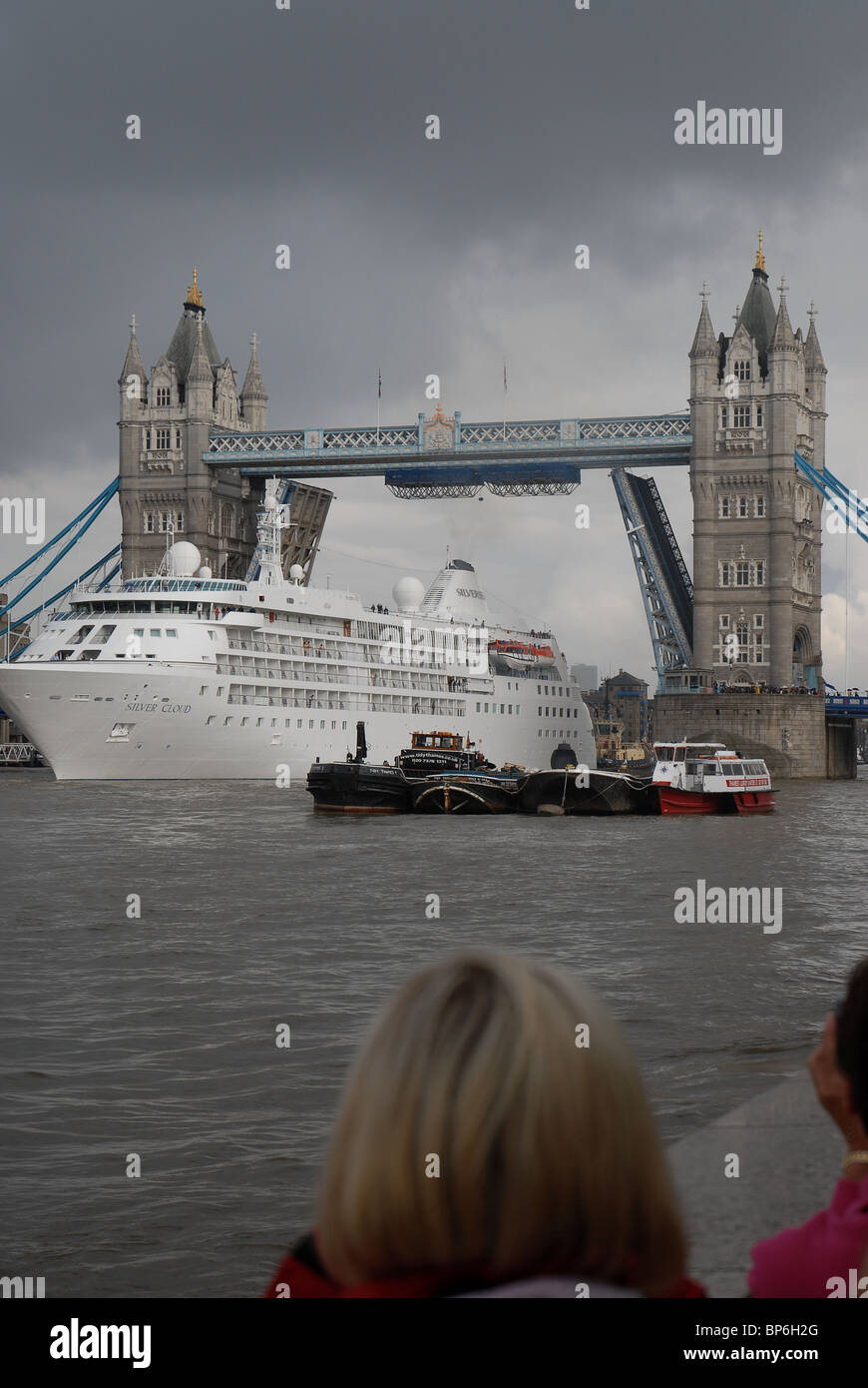 Cruise liner passeggero Silver Cloud lascia il pool di Londra sul Fiume Tamigi attraverso un aperto il Tower Bridge di Londra Foto Stock