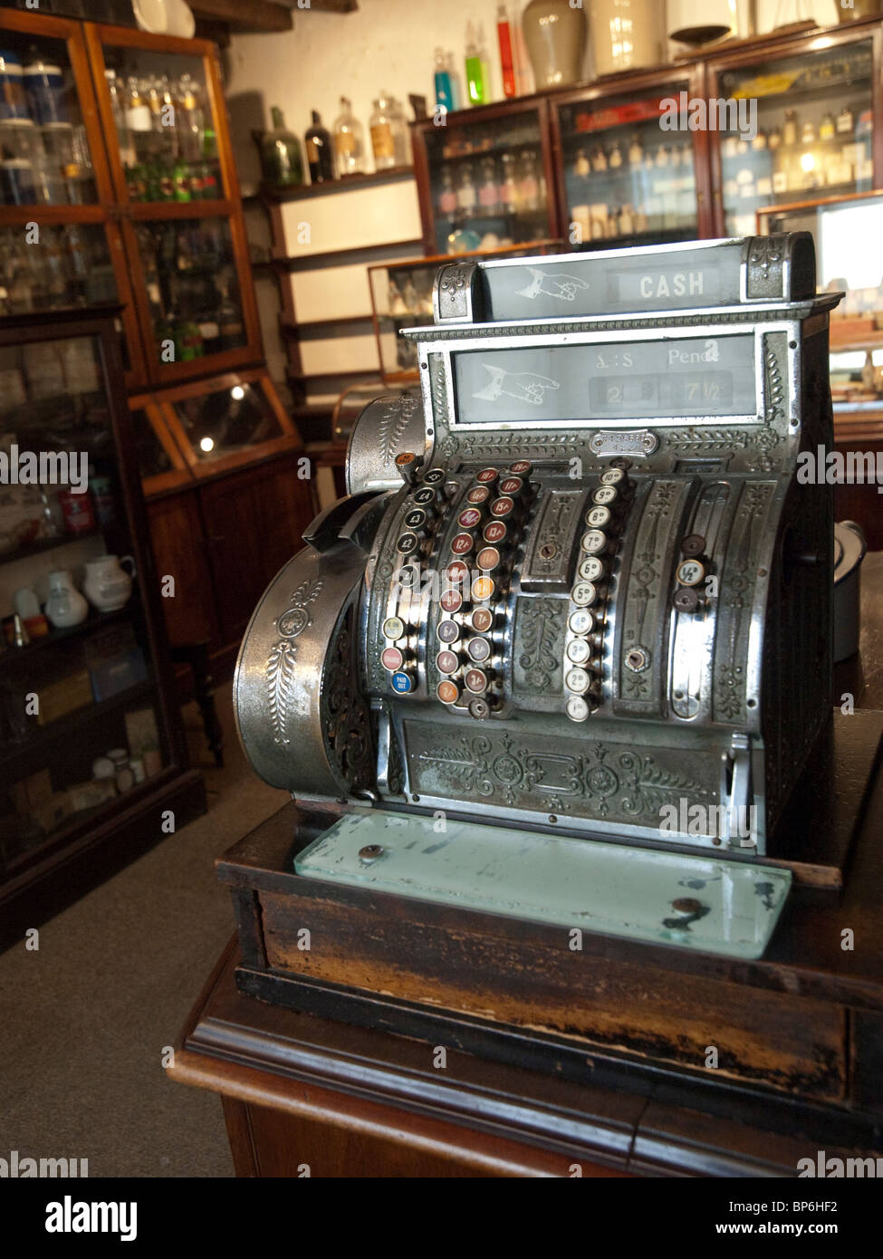 Il Victorian Farmacia presso il cantiere di tini di filtrazione Museo della Vita di NOTTINGHAM, NOTTINGHAMSHIRE REGNO UNITO Inghilterra Foto Stock