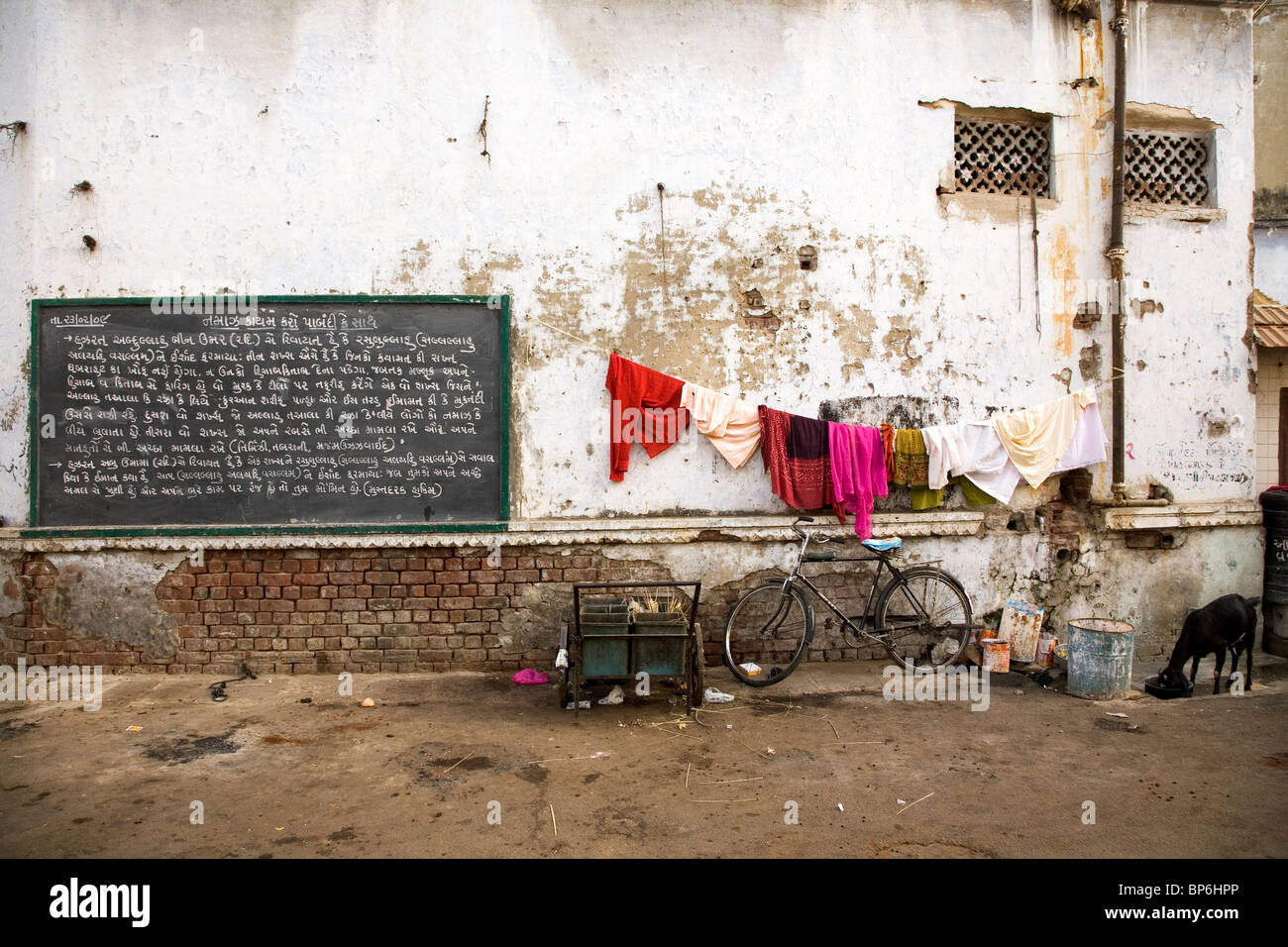 Una scena da una strada posteriore in Ahmedabad, Gujarat, India. Foto Stock