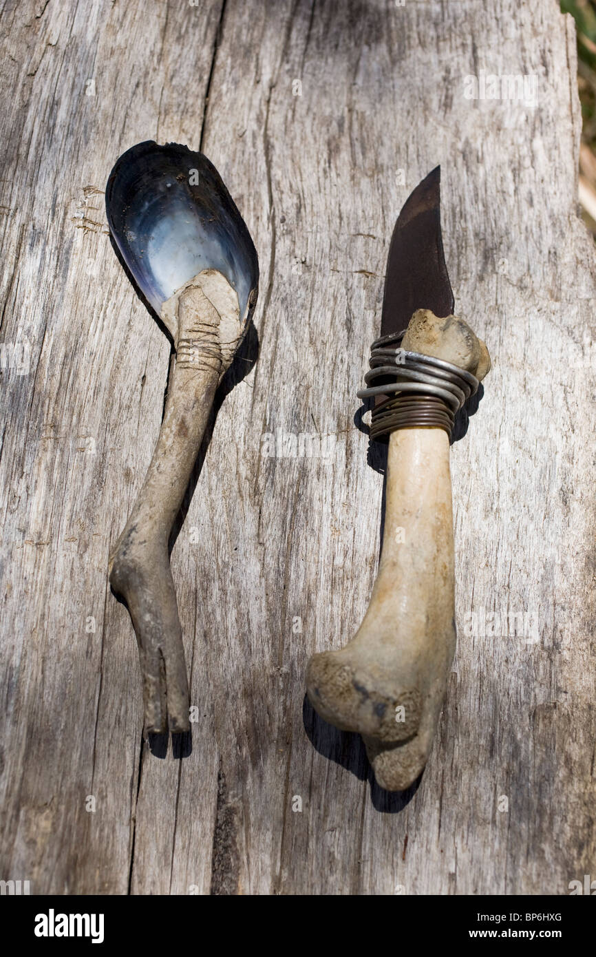 Un primitivo cucchiaio e coltello realizzato da osso e shell Foto Stock