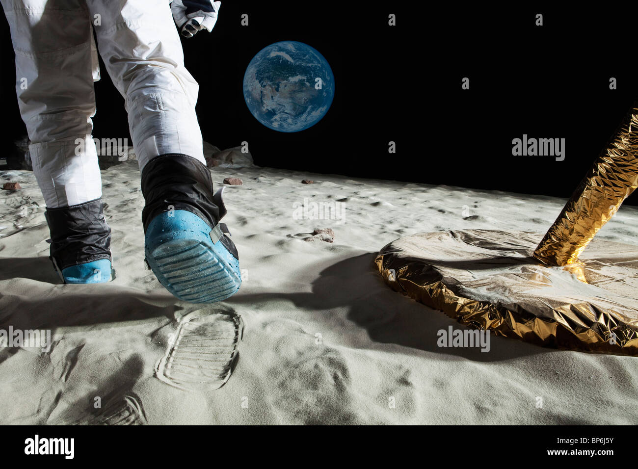 Un astronauta a camminare sulla luna, vista posteriore, sezione bassa Foto Stock