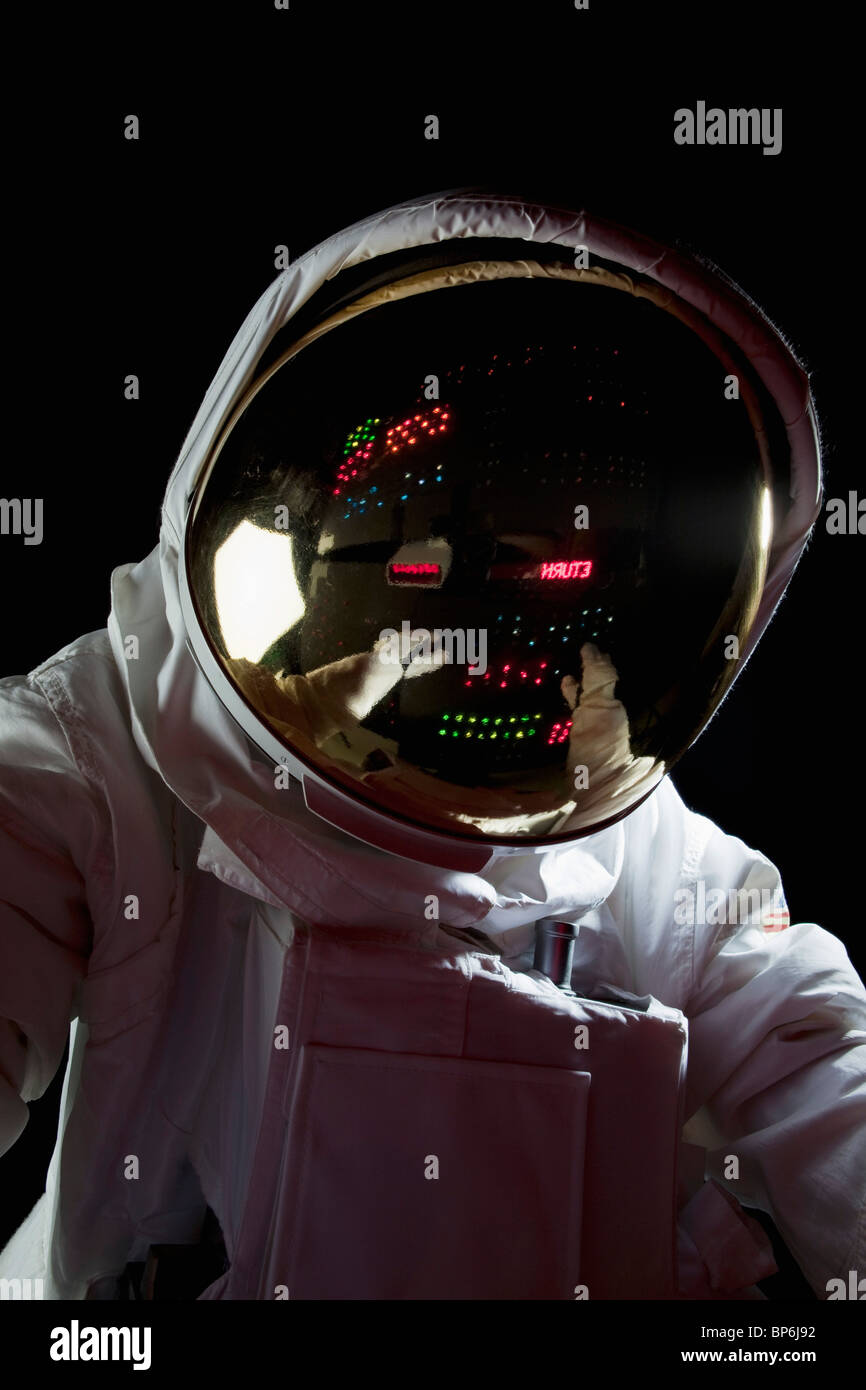 Un astronauta nello spazio di effettuare le regolazioni di un pannello di controllo Foto Stock
