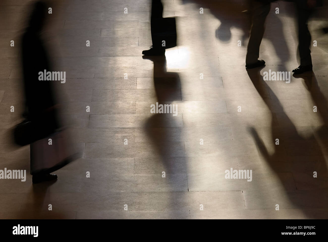 Persone corsa attraverso la stazione Foto Stock
