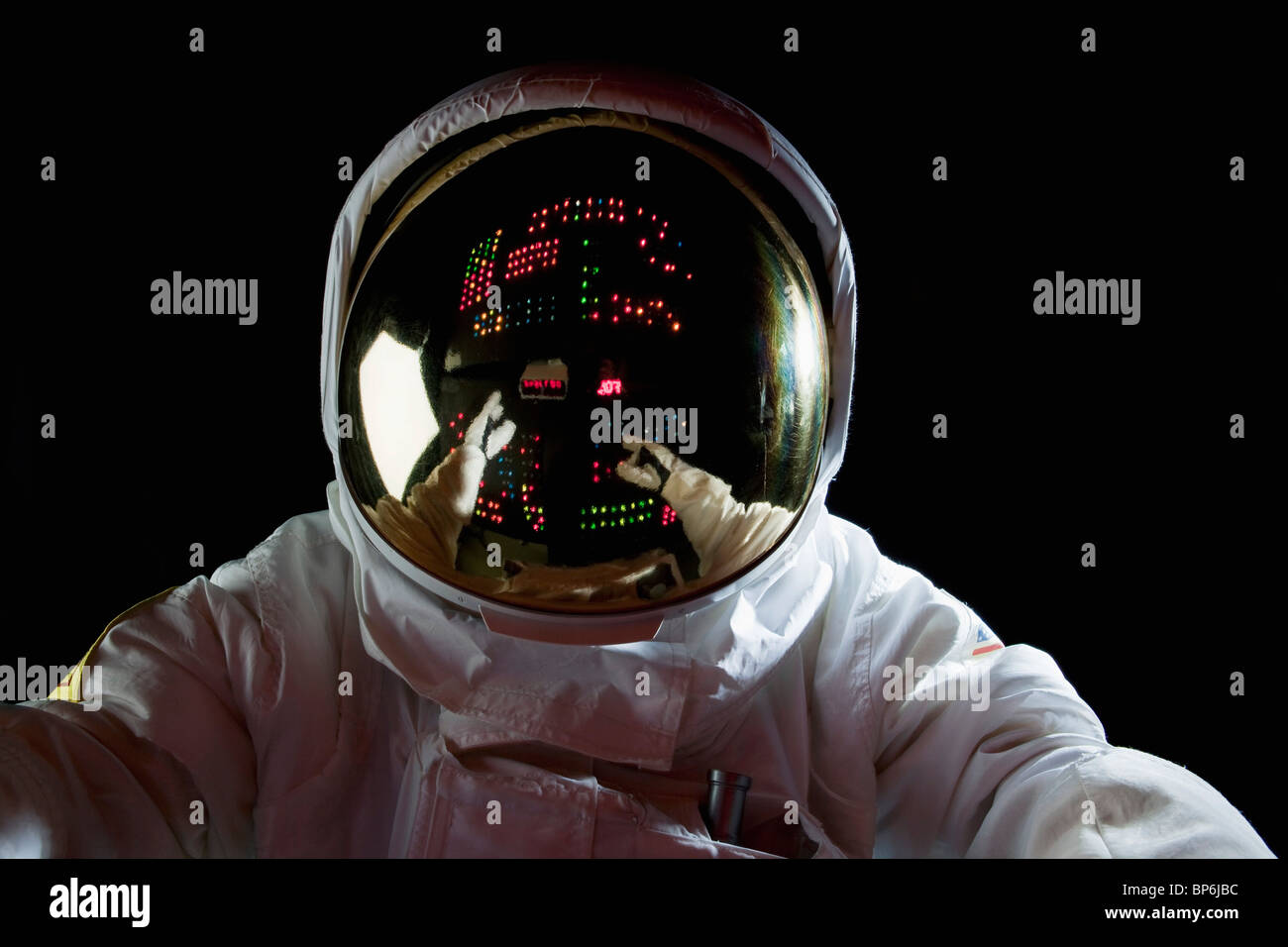 Un astronauta nello spazio di effettuare le regolazioni di un pannello di controllo Foto Stock