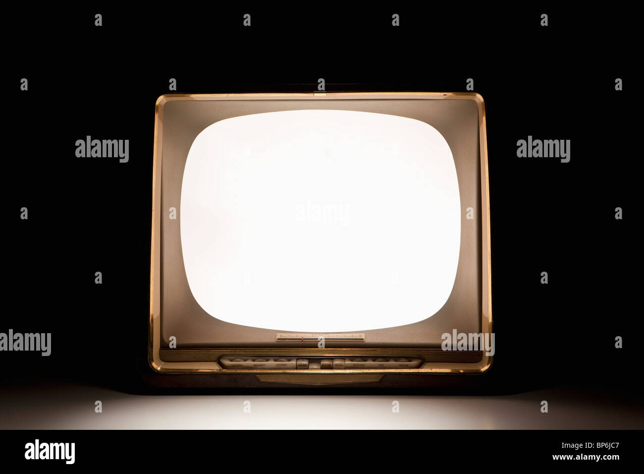 Una televisione con un illuminato, lo schermo è vuoto Foto Stock