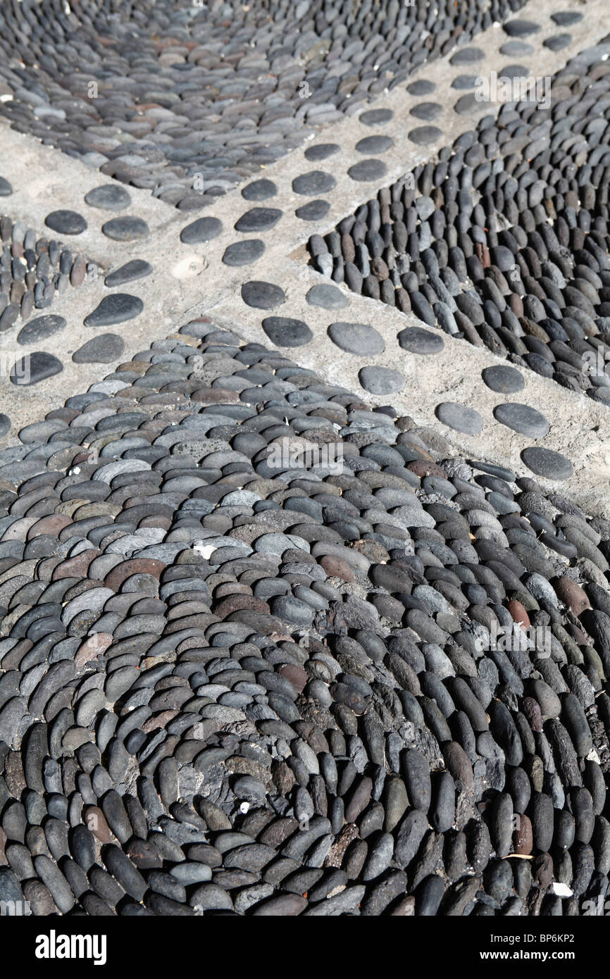 Dettaglio di pietre disposte in un modello a terra Foto Stock