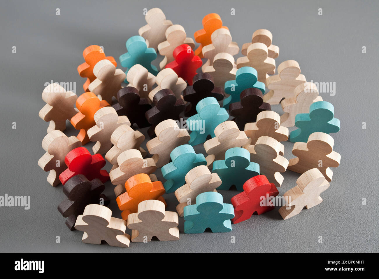 Un gruppo di variopinte bastone di legno figure Foto Stock