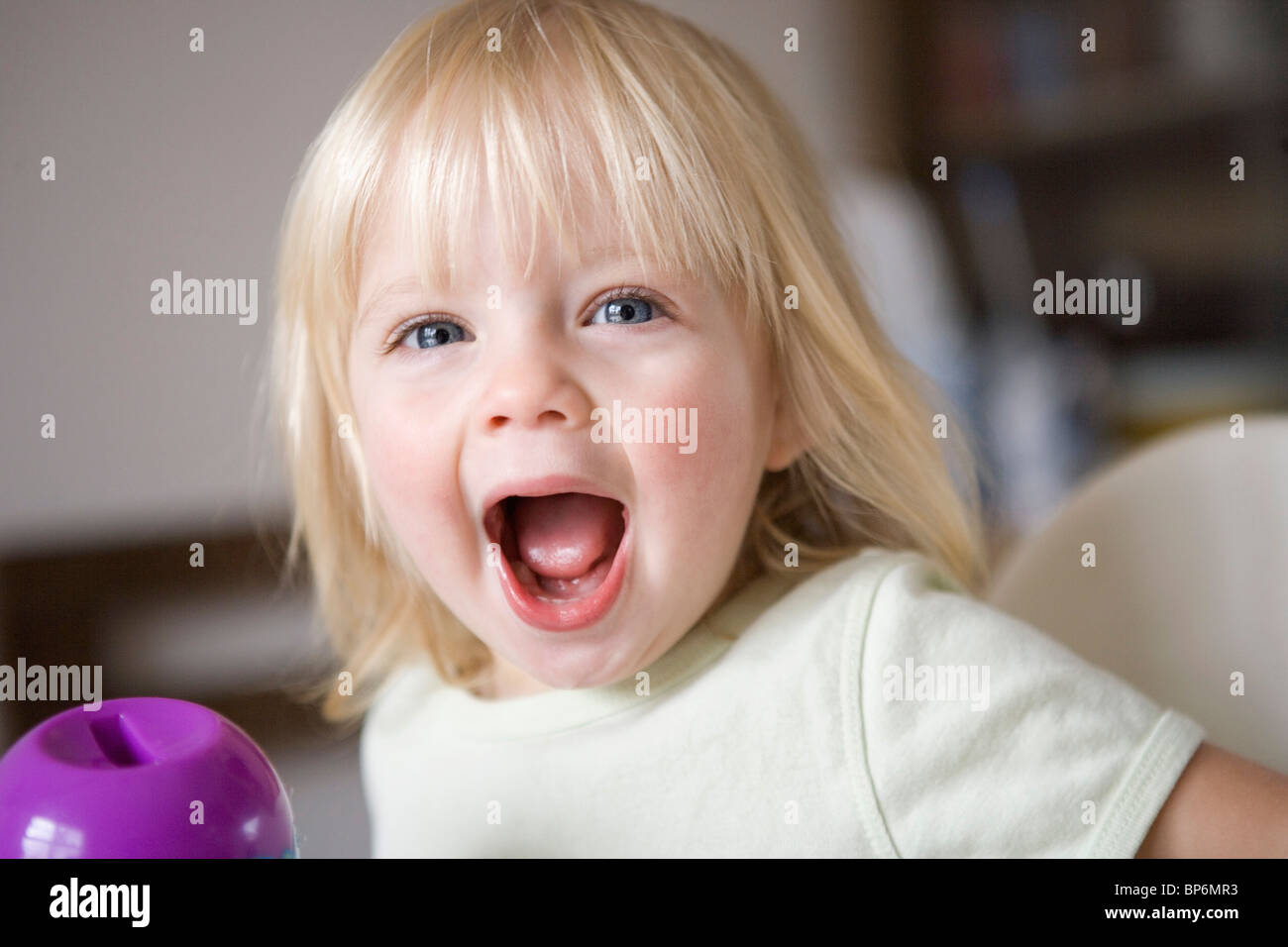 Ritratto di una giovane ragazza ridere Foto Stock