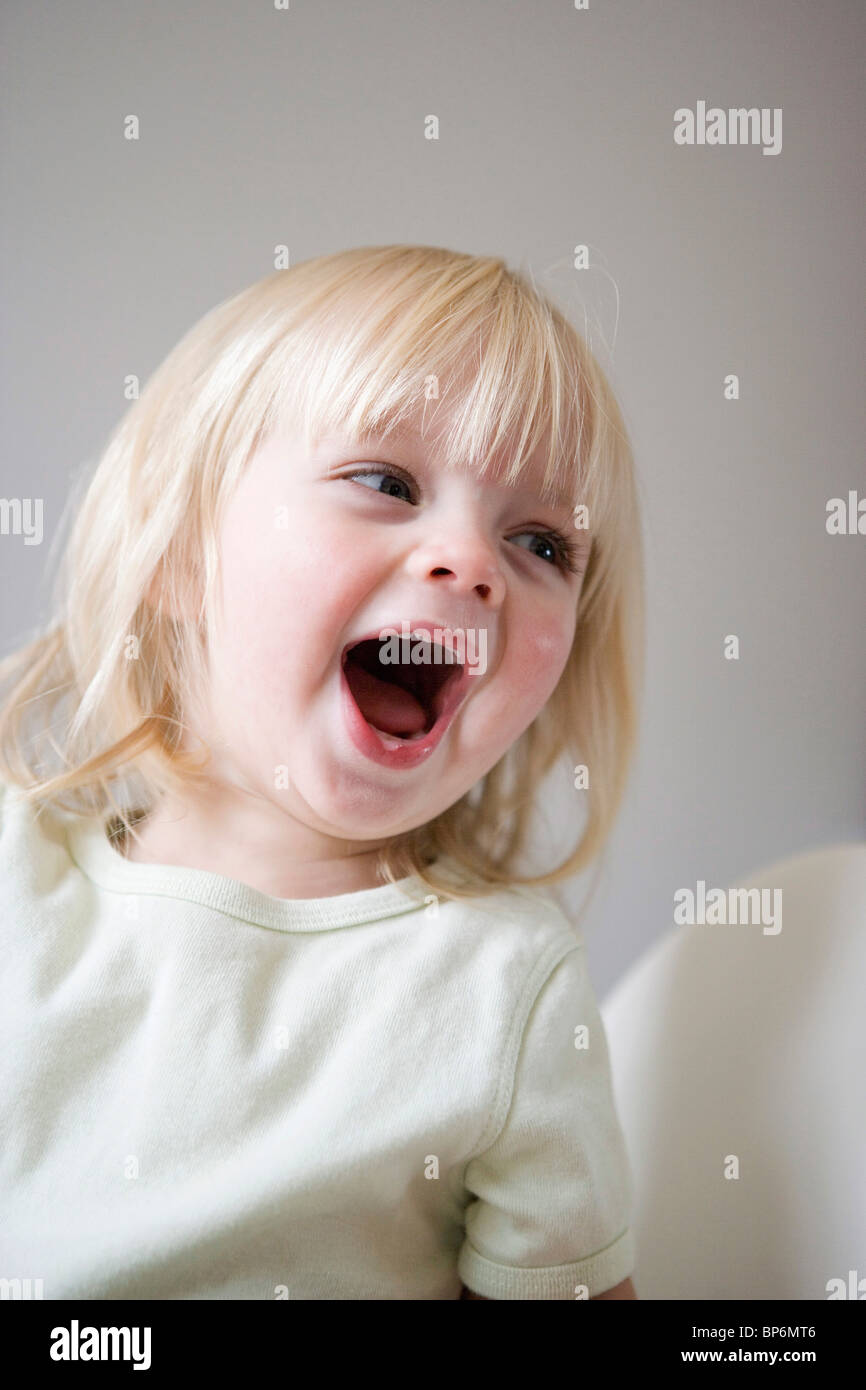 Una giovane ragazza ridere Foto Stock