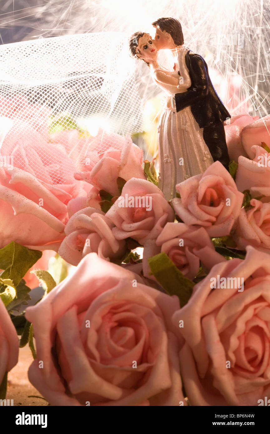 Dettaglio di rose e una torta di nozze figurina Foto Stock