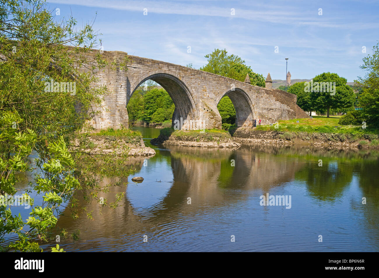 Il vecchio ponte di Stirling e Wallace Monument, Stirling, Stirlingshire, Scozia. Foto Stock