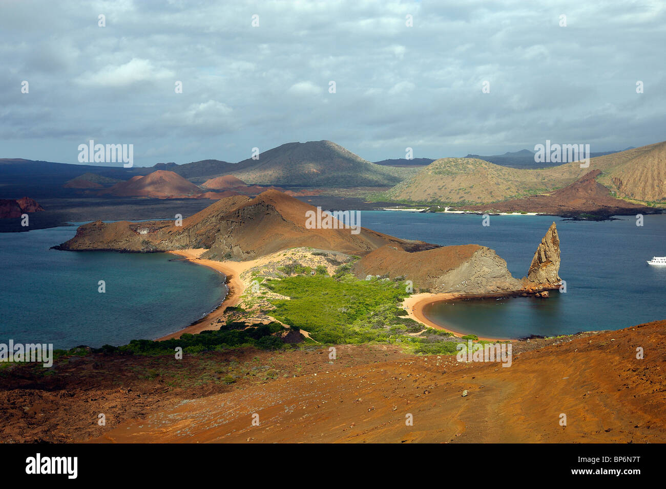Vista di Bartolome Isola con pinnacolo di roccia, Galapagos. Foto Stock