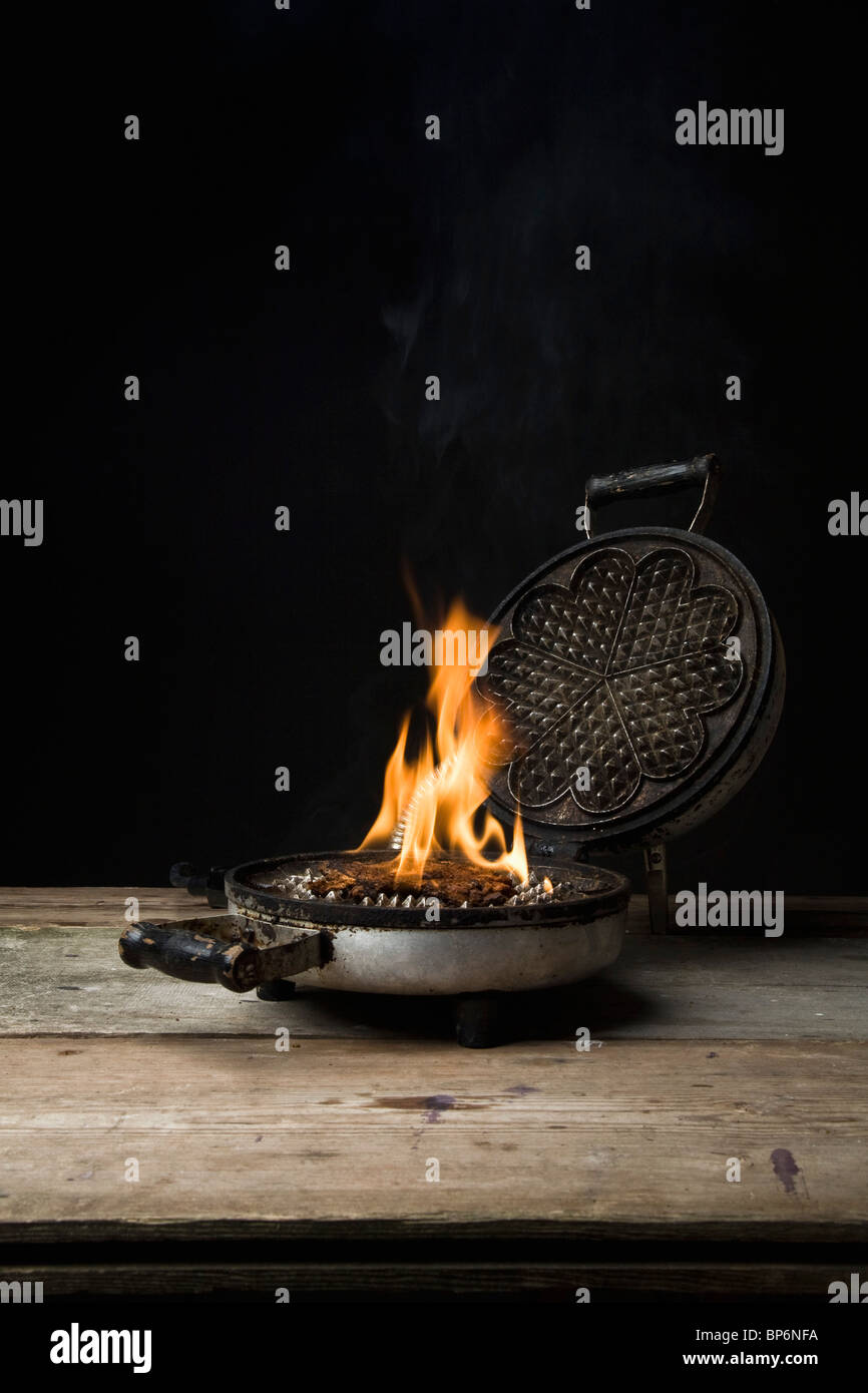 Una piastra per i waffle sul fuoco Foto Stock